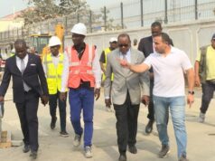 Osá Osá Ekoro inspecciona la sala de prensa del hotel Sofitel presidencial donde el papa León XIV atenderá a los medios