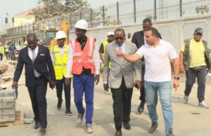 Osá Osá Ekoro inspecciona la sala de prensa del hotel Sofitel presidencial donde el papa León XIV atenderá a los medios