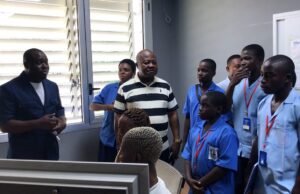 Alumnos del Centro Padre Luis Monti conocen de cerca el funcionamiento de RTVGE en Bata