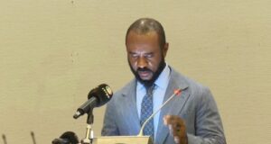 Antonio Oburu Ondo da la cara ante la Cámara de los Diputados para aclarar el alcance real de las medidas sobre el combustible