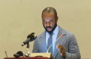 Antonio Oburu Ondo da la cara ante la Cámara de los Diputados para aclarar el alcance real de las medidas sobre el combustible