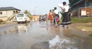 Bata: Ncolombong Late, se queda sin agua por tubería rota, los vecinos exigen acción a SOMAGEC