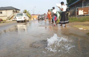 Bata: Ncolombong Late, se queda sin agua por tubería rota, los vecinos exigen acción a SOMAGEC
