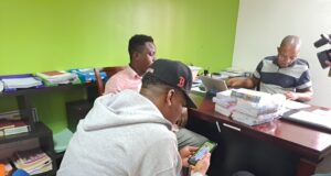 El artista Hkeem Dior deja huella en Bata con donación de material escolar a los niños de Aldeas Infantiles SOS