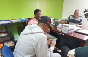 El artista Hkeem Dior deja huella en Bata con donación de material escolar a los niños de Aldeas Infantiles SOS