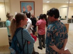 Turistas internacionales visitan la Biblioteca subterránea Juan Pablo II de Bata