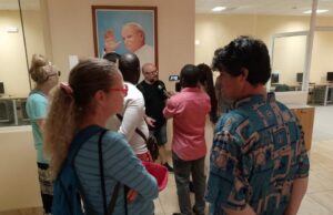 Turistas internacionales visitan la Biblioteca subterránea Juan Pablo II de Bata