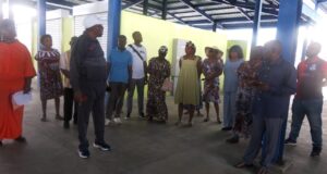 El alcalde de Mongomeyen entrega las llaves del nuevo mercado municipal a 48 mujeres adjudicatarias