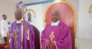 La comunidad católica de Eyang celebra la llegada de su nuevo párroco