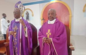 La comunidad católica de Eyang celebra la llegada de su nuevo párroco