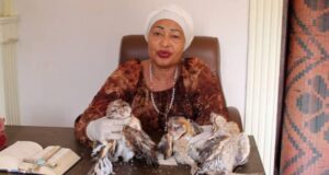 Bata: Una exorcista atrapa a tres búhos que, según afirma, intentaban hacerle daño”