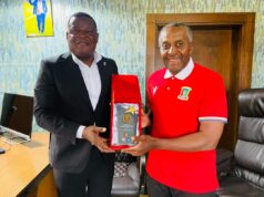 El Presidente de la FEGUIFUT recibe el reconocimiento obtenido por la Nzalang Sub-23 en Turquía