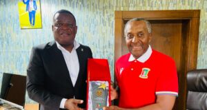 El Presidente de la FEGUIFUT recibe el reconocimiento obtenido por la Nzalang Sub-23 en Turquía