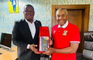 El Presidente de la FEGUIFUT recibe el reconocimiento obtenido por la Nzalang Sub-23 en Turquía