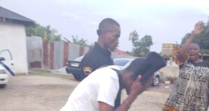 Un taxi invade el carril contrario y provoca un grave accidente en las inmediaciones del barrio Ncolombong.