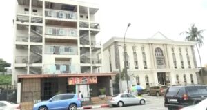 Quedan precintados todos los comercios por el derrumbe de un edificio junto a la Tesorería del Estado en Bata