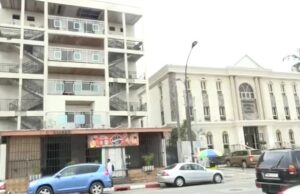 Quedan precintados todos los comercios por el derrumbe de un edificio junto a la Tesorería del Estado en Bata