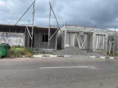 Materiales de construcción invaden las aceras y ponen en riesgo a los peatones
