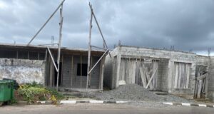 Materiales de construcción invaden las aceras y ponen en riesgo a los peatones