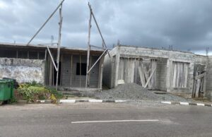 Materiales de construcción invaden las aceras y ponen en riesgo a los peatones