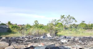 El fuego arrasa la casa de un carpintero en Bata y lo deja en la calle