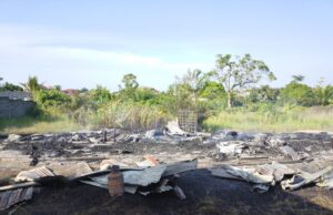 El fuego arrasa la casa de un carpintero en Bata y lo deja en la calle