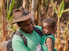 Un abrazo que trasciende todo: el amor de padre que guía, protege y permanece