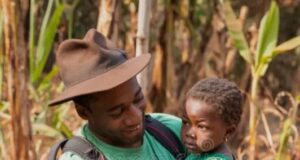 Un abrazo que trasciende todo: el amor de padre que guía, protege y permanece