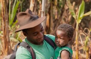 Un abrazo que trasciende todo: el amor de padre que guía, protege y permanece