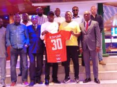 Sapunga honra al presidente de la FEGUIFUT con un gesto simbólico en plena concentración de la selección