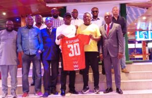 Sapunga honra al presidente de la FEGUIFUT con un gesto simbólico en plena concentración de la selección