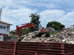 Demolición de un edificio en ruinas en la ciudad de Bata