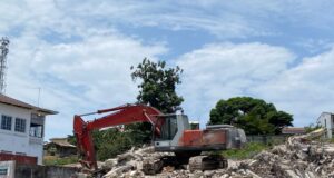 Demolición de un edificio en ruinas en la ciudad de Bata