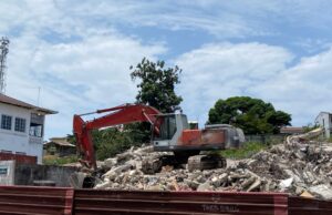 Demolición de un edificio en ruinas en la ciudad de Bata