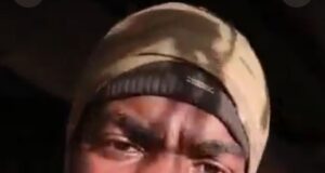 Nguema obiang mangue reacciona con preocupación ante un video de un joven ecuatoguineano en guerra