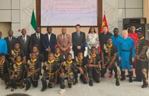 La Embajada de China dona material deportivo a la escuela de Kung Fu «Maestro Román Ondjigui»