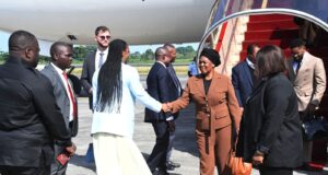 La Primera Dama regresa al país después de asistir a un alto foro internacional impulsado por Melania Trump