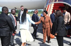 La Primera Dama regresa al país después de asistir a un alto foro internacional impulsado por Melania Trump