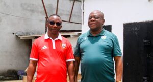 Los presidentes de Dvo. Mongomo y Akonangui F.C se saludan y comparten un almuerzo antes del clásico