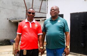 Los presidentes de Dvo. Mongomo y Akonangui F.C se saludan y comparten un almuerzo antes del clásico