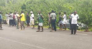 Un joven muere en un brutal accidente de moto en Akonibe