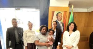 Reencuentro emocionante: la diplomacia facilita el regreso de Zoe a los brazos de su madre