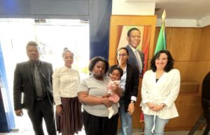 Reencuentro emocionante: la diplomacia facilita el regreso de Zoe a los brazos de su madre