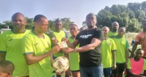 El equipo de fútbol de la Policía Nacional recibe material deportivo de la Academia P.E.F.A.