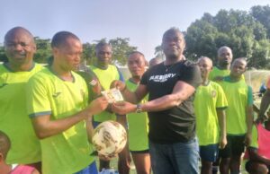 El equipo de fútbol de la Policía Nacional recibe material deportivo de la Academia P.E.F.A.