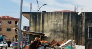 Bata enfrenta quejas ciudadanas por restos de escombros sin retirar.