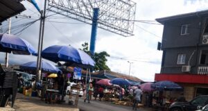 Tensión en el mercado de SEMU: conductor denuncia agresión de agentes de tráfico