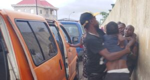 Intercambio de puños entre los conductores de 100- 100 por clientes