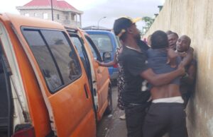 Intercambio de puños entre los conductores de 100- 100 por clientes