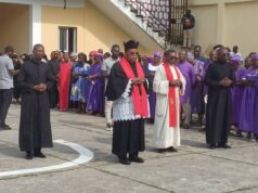 Bata revive la Pasión de Cristo con un multitudinario Vía Crucis y actos de profunda fe